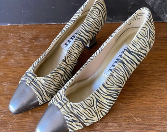 Zapatos de tacón con punta de cuero y estampado de cebra vintage de 5 M