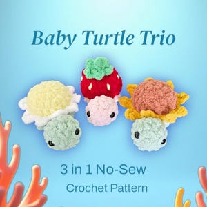 Puede incluir: Tres juguetes amigurumi de tortugas bebés de crochet. Las tortugas son de color amarillo y verde, rojo y rosa, y marrón y amarillo. El texto "Baby Turtle Trio" y "3 in 1 No-Sew Crochet Pattern" se muestra sobre un fondo azul.