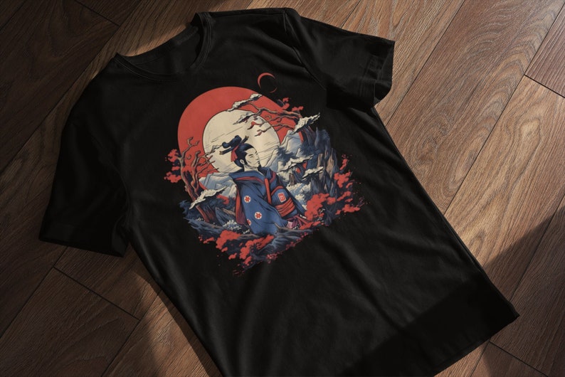 Peut inclure: T-shirt noir avec un imprim&eacute; graphique d'une femme en tenue traditionnelle japonaise debout dans une for&ecirc;t avec une lune rouge en arri&egrave;re-plan.