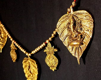 Goldener Laxmi Ganesh Metall Toran: Indischer Türbehang, 115 cm Tempel Dekor