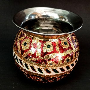 Könnte beinhalten: Eine dekorative Schale aus Silber und Gold mit einem roten und grünen Blumenmuster. Die Schale hat einen breiten Rand und einen runden Körper.