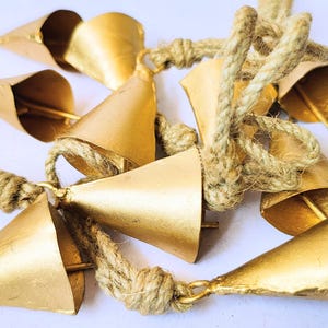 Cloches en fer-blanc doré rustique : décoration de Noël pour mariage indien (2,4 pouces)