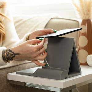 STL-Datei Buchliebhaber Kindle Zubehör, Buchständer und einzigartiger Dreieck-Buchständer das perfekte Geschenk für Ihre geliebte Bücherwurm