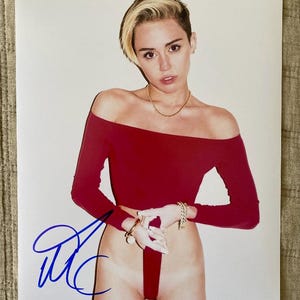 Miley Cyrus Hand signiertes 8x10-Foto mit COA
