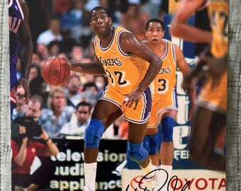Magic Johnson NBA Hand Signed 8x10 Photo With COA