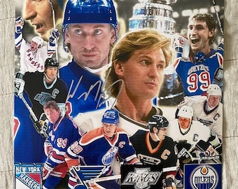 Könnte beinhalten: Eine Collage von Eishockeyspielern, die Trikots verschiedener Teams tragen, darunter die New York Rangers, die St. Louis Blues, die Edmonton Oilers und die Los Angeles Kings. Das Bild zeigt Wayne Gretzkys Unterschrift und den Text "The Great One! #99".