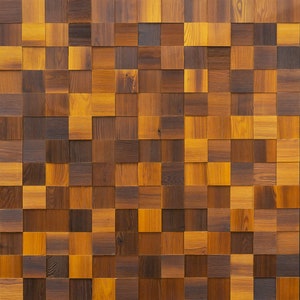 Puede incluir: Una pared cubierta con un patrón de azulejos de madera. Los azulejos están dispuestos en un patrón escalonado, creando una superficie texturizada. Los azulejos son una mezcla de madera marrón claro y oscuro.
