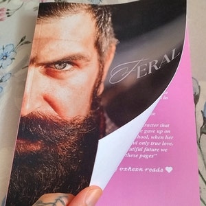 FERAL PINK PAGES Firmato 6x9 pollici Copertina flessibile opaca