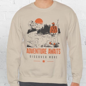 Outdoor-Pullover, Camping Pullover, Abenteuer erwartet Shirt, Berge Sweatshirt, Wanderer Shirt, Naturliebhaber Shirt, Camping Geschenk, Natur Geschenk