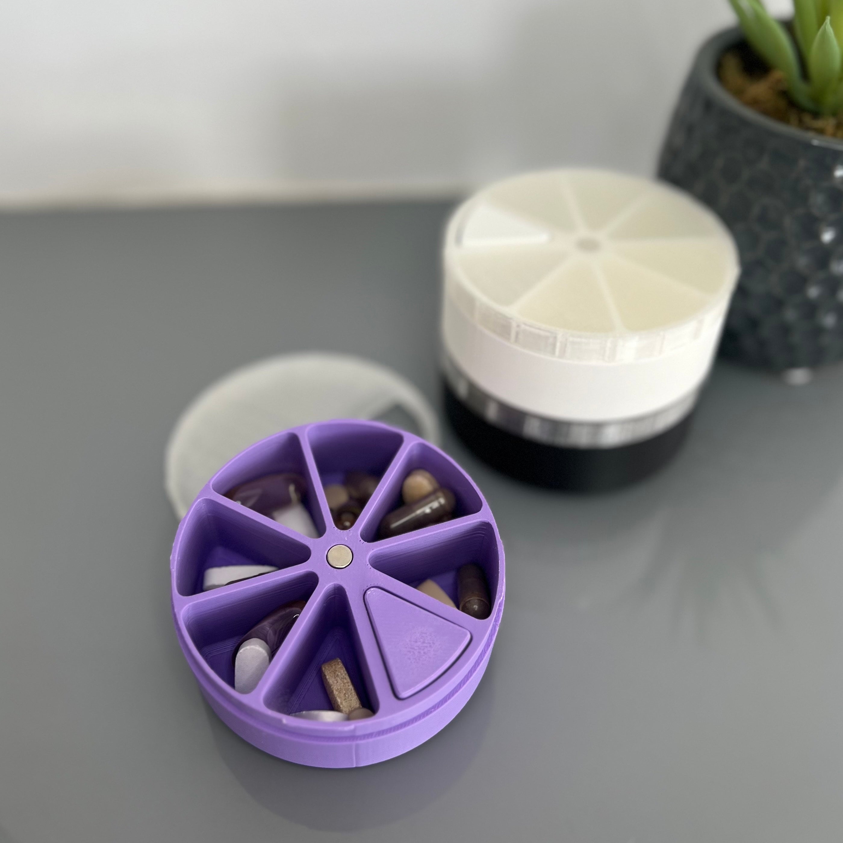 PillHub Go: Daily / weekly Pill Organizer, Pill box, Travel case for vitamins, supplements, medication and pills.