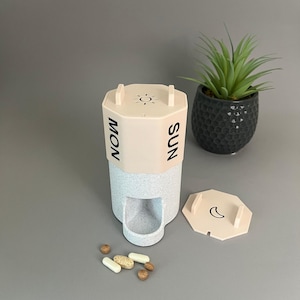 PillHub Solo - Organizador de pastillas diario individual, para colocar junto a la cama o en el escritorio