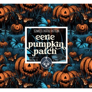 Puede incluir: Un patrón digital sin costuras que presenta un parche de calabaza espeluznante con calabazas naranjas con caras talladas, mariposas azules y hierba verde. El texto "eerie pumpkin patch" está en el centro de la imagen.