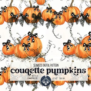 Könnte beinhalten: Nahtloses digitales Muster mit orangefarbenen Kürbissen mit schwarz-weiß karierten Schleifen und schwarzen Spitzenakzenten. Das Muster befindet sich auf einem weißen Hintergrund mit schwarzen Ranken. Der Text "couquette pumpkins" befindet sich in der Mitte des Bildes. Der Text "Unlimited Commercial Use" befindet sich unter dem Muster. Der Text "12 x 12, 300 DPI" befindet sich unter dem Text "Unlimited Commercial Use".