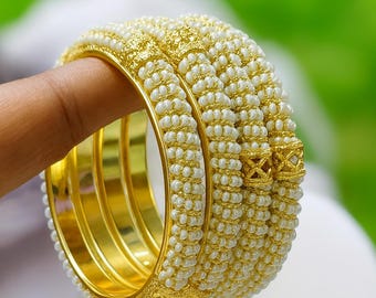 Brazaletes de perlas doradas inspirados en Kundan: joyería nupcial india