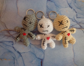 XY Dolly the Voodoo-like doll keychain, crocheted, about 9.5cm tall without keyring, about 15.5cm with keyring / 3 colors