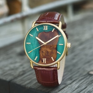 Montre en bois en résine gravée avec bracelet en cuir marron, montre pour homme, cadeau personnalisé pour petit ami, cadeau d'anniversaire pour lui, cadeau pour mari image 1