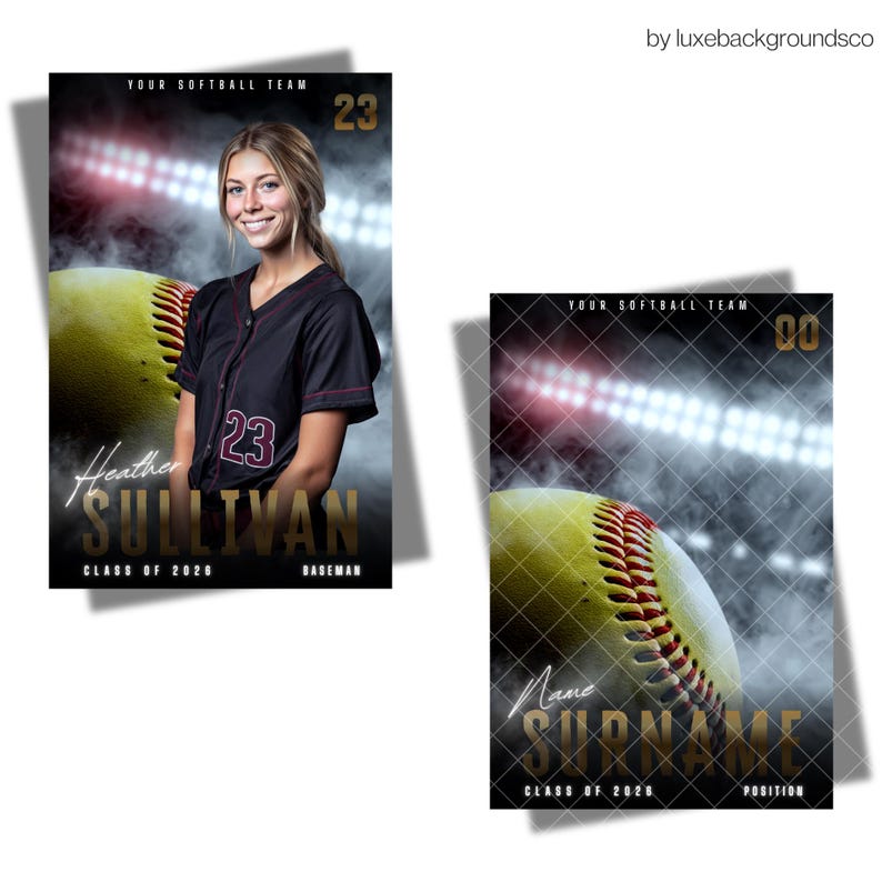 Pu&ograve; includere: Due poster della squadra di softball. Uno presenta una donna in maglia nera con il numero 23, il nome "Heather Sullivan" e il testo "Classe 2020, Baseman". L'altro poster ha una palla da softball e il testo "Name Surname, Classe 2020, Posizione".