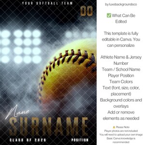 Pu&ograve; includere: Un modello a tema softball con una palla da softball gialla in primo piano, con il testo "YOUR SOFTBALL TEAM" e campi modificabili per il nome dell'atleta, il numero di maglia e i dettagli della squadra.