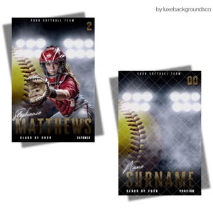 Pu&ograve; includere: Due poster della squadra di softball. Uno presenta un ricevitore in uniforme rossa e grigia, con il nome "Stephanie Matthews" e "Catcher" sotto. L'altro poster ha una palla da softball e il testo "Name Surname" e "Position". Entrambi i poster hanno il testo "Your Softball Team" e "Class of 2020".