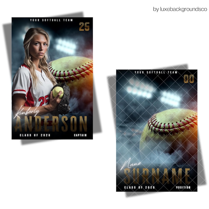 Pu&ograve; includere: Poster della squadra di softball con una giocatrice in uniforme rossa e bianca che tiene una palla e un guanto da softball. Il poster include il testo "Kimberly ANDERSON, CLASS OF 2028, CAPTAIN" e il numero 25. Un secondo poster mostra una palla da softball e il testo "Name SURNAME, CLASS OF 2028, POSITION".