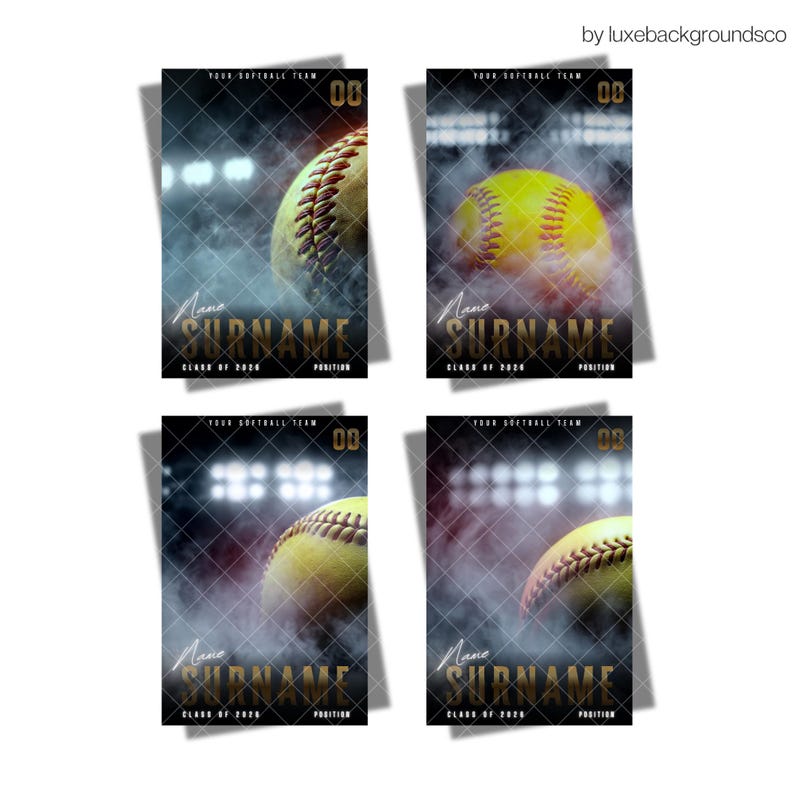 Pu&ograve; includere: Quattro poster per la squadra di softball con una palla gialla, il testo "Name SURNAME", "CLASS OF 2026" e "POSITION". Lo sfondo &egrave; un blu scuro fumoso con luci dello stadio. Il numero "00" &egrave; nell'angolo in alto a destra di ogni poster.