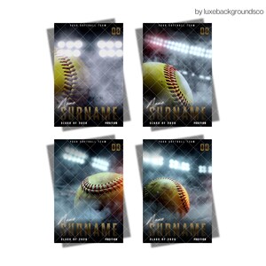 Pu&ograve; includere: Quattro grafiche per squadre di softball con una palla gialla in primo piano. Ogni grafica include il testo "YOUR SOFTBALL TEAM", "00", "Name", "SURNAME", "CLASS OF 2024" e "POSITION". Lo sfondo presenta luci dello stadio e un effetto fumoso.