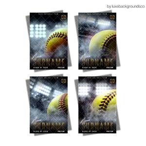 Pu&ograve; includere: Quattro modelli di design per squadre di softball. Ognuno presenta una palla da softball gialla con cuciture rosse, su uno sfondo fumoso con luci dello stadio. Il design include spazio per un nome, l'anno di classe e la posizione.