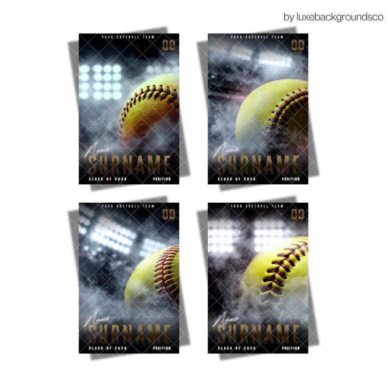 Pu&ograve; includere: Quattro modelli di design per squadre di softball. Ognuno presenta una palla da softball gialla con cuciture rosse, su uno sfondo fumoso con luci dello stadio. Il design include spazio per un nome, l'anno di classe e la posizione.