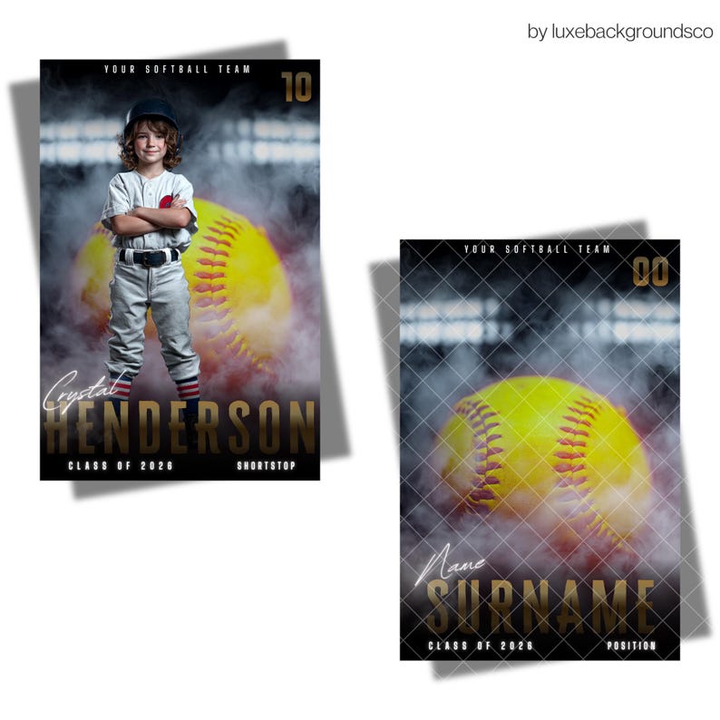 Pu&ograve; includere: Due poster della squadra di softball. Uno presenta un giovane in uniforme con il nome "Crystal Henderson" e il testo "Shortstop". L'altro poster ha una palla da softball e spazio per un nome e una posizione. Entrambi hanno il testo "Your Softball Team".