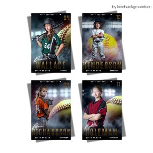 Pu&ograve; includere: Quattro biglietti fotografici della squadra di softball con giovani atleti. Ogni biglietto ha il nome, la posizione e l'anno di corso del giocatore. I biglietti hanno uno sfondo di baseball e fumoso. L'angolo in alto a destra di ogni biglietto ha un numero.