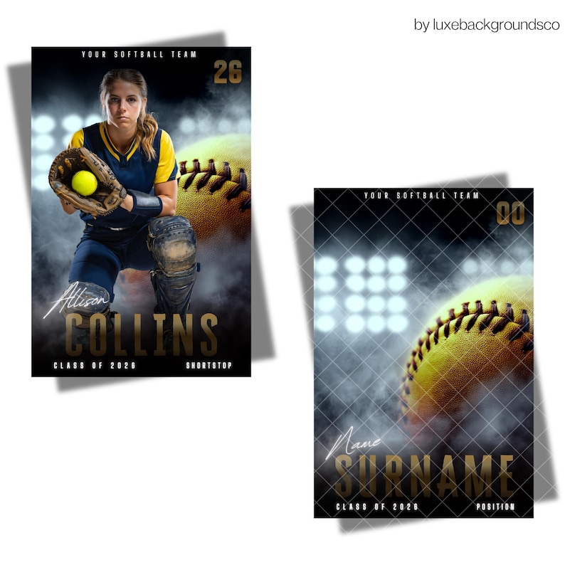 Pu&ograve; includere: Poster della squadra di softball con una giocatrice in uniforme blu e gialla, che tiene un guanto con una palla da softball gialla. Il poster include il testo "Allison Collins, Classe 2020, Interbase" e il numero 26. Un secondo poster mostra una palla da softball con il testo "Nome Cognome, Classe 2020, Posizione" e il numero 00.