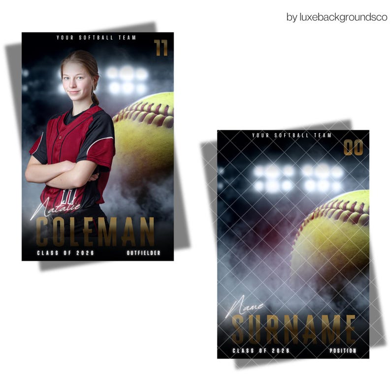 Pu&ograve; includere: Due poster della squadra di softball. Uno presenta una giocatrice in uniforme rossa e nera con il nome "Natalie Coleman" e il testo "Outfielder". L'altro poster ha il testo "Name Surname" e "Position". Entrambi i poster hanno una palla da softball e il testo "Your Softball Team".
