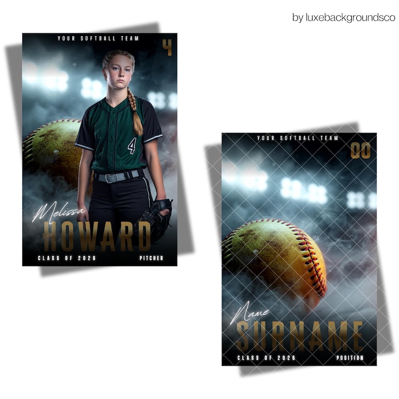 Pu&ograve; includere: Due poster della squadra di softball. Uno presenta una giovane donna in uniforme verde e nera con il nome "Melissa Howard" e il testo "Classe 2020, Lanciatore". L'altro poster ha una palla da softball e il testo "Nome Cognome, Classe 2020, Posizione."