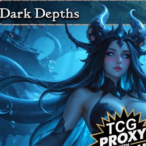Può includere: Opera d'arte digitale di una donna con lunghi capelli neri e occhi blu, che indossa una corona scura e un abito nero. Lo sfondo presenta una nave affondata e tentacoli in tonalità blu. Il testo "Dark Depths" è in alto. Un logo "TCG Proxy" in basso a destra.