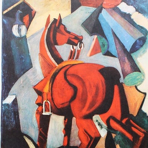 Puede incluir: Una pintura cubista de un caballo rojo con formas geométricas en azul, verde y amarillo. El caballo está en primer plano y las formas geométricas están en el fondo.