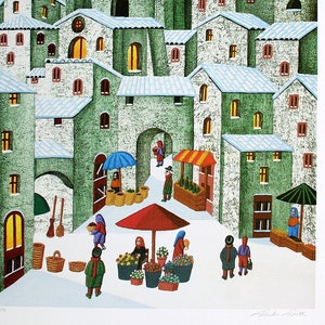 Può includere: Un'illustrazione colorata di un villaggio innevato di notte con una scena di mercato in primo piano. Gli edifici sono verdi e bianchi con la neve sui tetti. Ci sono persone che passeggiano per il mercato e comprano fiori e verdure. Il cielo è blu con stelle bianche.
