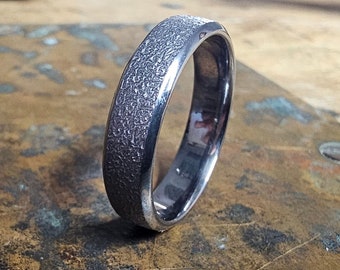 5.5mm Tantalum Ring with Textured Centre & Polished Edges