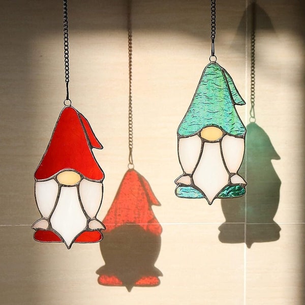 Mignon vitrail gnome suspendu Suncatcher Home Decor, vitrail personnalisé, cadeau de Noël, cadeau pour elle, chaussette nains, nain