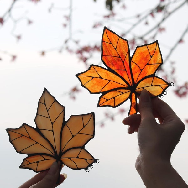 Atrapasol colgante de ventana personalizado de hoja de arce de vidrieras, hoja de arce de vidrio de otoño, decoración colgante de pared de otoño de temporada en rojo, amarillo y naranja