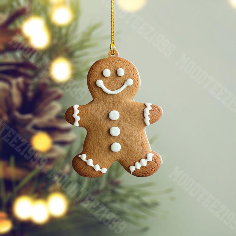 K&ouml;nnte beinhalten: Ein Lebkuchenmann-Weihnachtsschmuck mit wei&szlig;en Zuckergussdetails und einem l&auml;chelnden Gesicht. Der Schmuck h&auml;ngt an einem goldenen Faden vor einem verschwommenen Hintergrund aus Weihnachtslichtern und Tannennadeln.
