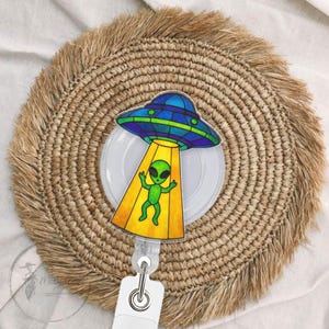 Jolie bobine de badge pour enlèvement d'extraterrestres avec OVNI et étoiles brillants, porte-carte d'identité rétractable amusant pour les fans de science-fiction, les infirmières, les enseignants ou les collègues