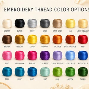Puede incluir: Una carta de colores titulada EMBROIDERY THREAD COLOR OPTIONS que muestra cuarenta y cuatro carretes de hilo individuales dispuestos en cuatro filas. Cada carrete est&aacute; etiquetado con su nombre de color, desde blanco, negro y gris hasta tonos vibrantes de rojo, azul, verde y rosa.