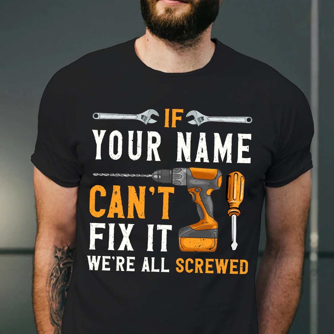 T-shirt Uomo Personalizzata Divertente Con Stampa “Your Name Can’t Fix It No One Can” – 100% Cotone, Jersey, Taglio Regular, Manica Corta