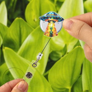 Bobine d'insigne OVNI extraterrestre, porte-carte d'identité style vitrail, clip rétractable pour porte-nom de science-fiction, cadeau amusant pour infirmières, médecins, amoureux de l'espace
