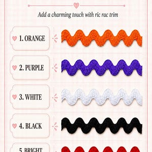 Puede incluir: Una carta de colores titulada COLOR LACE TRIM OPTIONS que muestra cinco muestras de cinta ondulada ric rac en naranja, morado, blanco, negro y rojo brillante. Cada color est&aacute; numerado del uno al cinco con etiquetas y corazones.