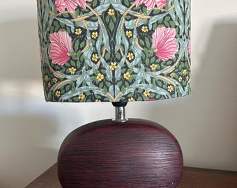 Candeeiro completo com abatjur oval de  20 cm de diâmetro