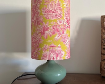 Candeeiro completo com abatjur oval de  20 cm de diâmetro