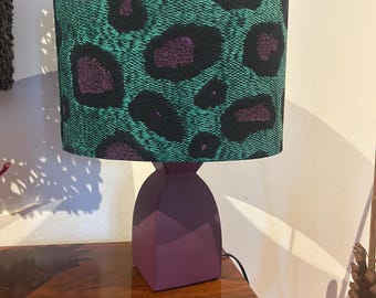 Candeeiro completo com abatjur oval de  20 cm de diâmetro