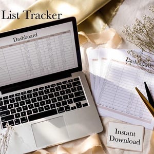 Peut inclure: Un ordinateur portable affichant un tableau de bord Guest List Tracker avec une grille, accompagné de copies imprimées du même suivi, de ciseaux dorés et d'une petite carte marquée Instant Download. L'écran montre des colonnes pour les noms.
