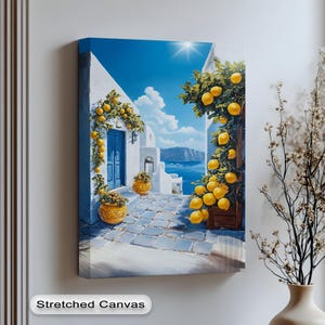 Mediterrane Straßenwandkunst - von Santorin inspirierte Leinwand mit Zitronenbäumen und blauer Tür für ein sonniges Küchendekor am Meer